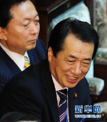     6月4日，日本执政的民主党新代表（党首）菅直人在国会参议院首相指名选举中当选新一任首相。这是菅直人当日早些时候在众议院全体大会上致意。 新华社记者 季春鹏 摄