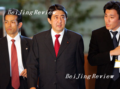 9月20日,日本内阁官房长官安倍晋三当选日本自民党新总裁。安倍晋三出生于日本政治世家,其显赫的家世背景和强硬的政治作风一直备受媒体关注。这是2005年10月31日,安倍晋三(中)步入东京首相官邸。当天,日本首相小泉纯一郎改组内阁,首次入阁的安倍晋三被任命为在内阁中重要性仅次于首相的官房长官。来源:新华社