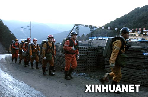 12月6日,抢险救援队员准备入井。 当日凌晨,山西省临汾市洪洞县左木乡红光村瑞之源煤业有限公司新窑煤矿发生爆炸事故。 来自山西省临汾市洪洞县新窑煤矿爆炸事故抢险救援指挥中心消息说,截至12月6日20时,事故遇难矿工已增至70名,至少有26人仍被困井下,井下确切被困人数公安部门还在核实中。抢险救援工作正在加紧进行。