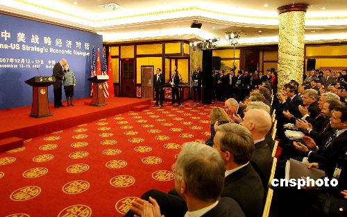 第三次中美战略经济对话在北京闭幕,中国国务院副总理吴仪与美国财长保尔森共同会见记者。 第三次中美战略经济对话在北京闭幕,中国国务院副总理吴仪与美国财长保尔森共同会见记者。
