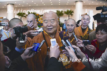 来自台湾的星云大师接受记者采访。王祥摄