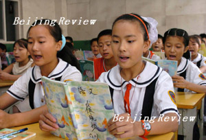学好汉语知识是其他学习的基本保障。南京市一小学学生在语文课上朗读课文。孙参 摄