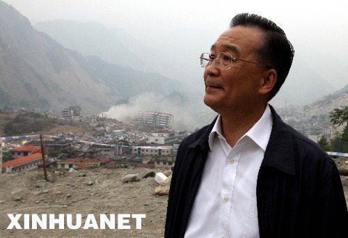 温家宝重返绵阳 乘直升机考察堰塞湖 温家宝重返绵阳 乘直升机考察堰塞湖