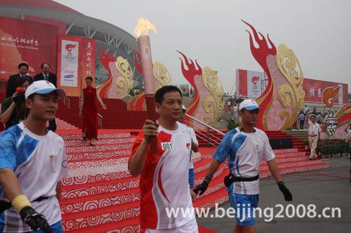 火炬接力南京传递开始 羽球世界冠军杨阳任第一棒