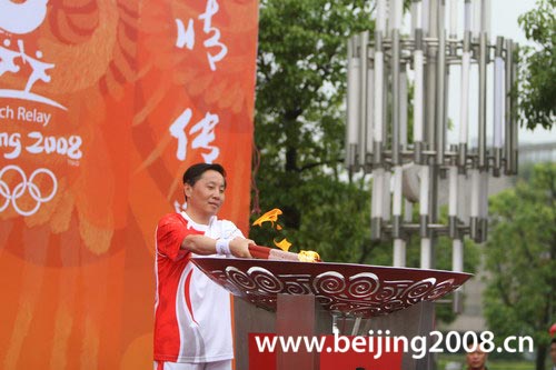 奥运火炬接力贵阳站传递结束 贵阳市民冒雨观看“祥云”