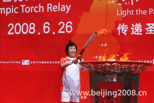 火炬接力太原站传递结束 大寨风云人物点燃圣火盆